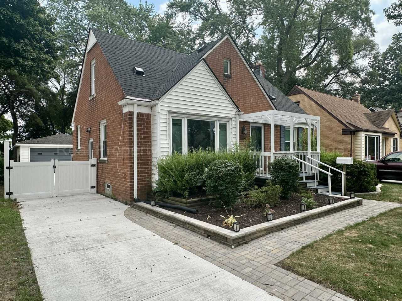 1914 N Wilson Ave - Photo 2 of 32