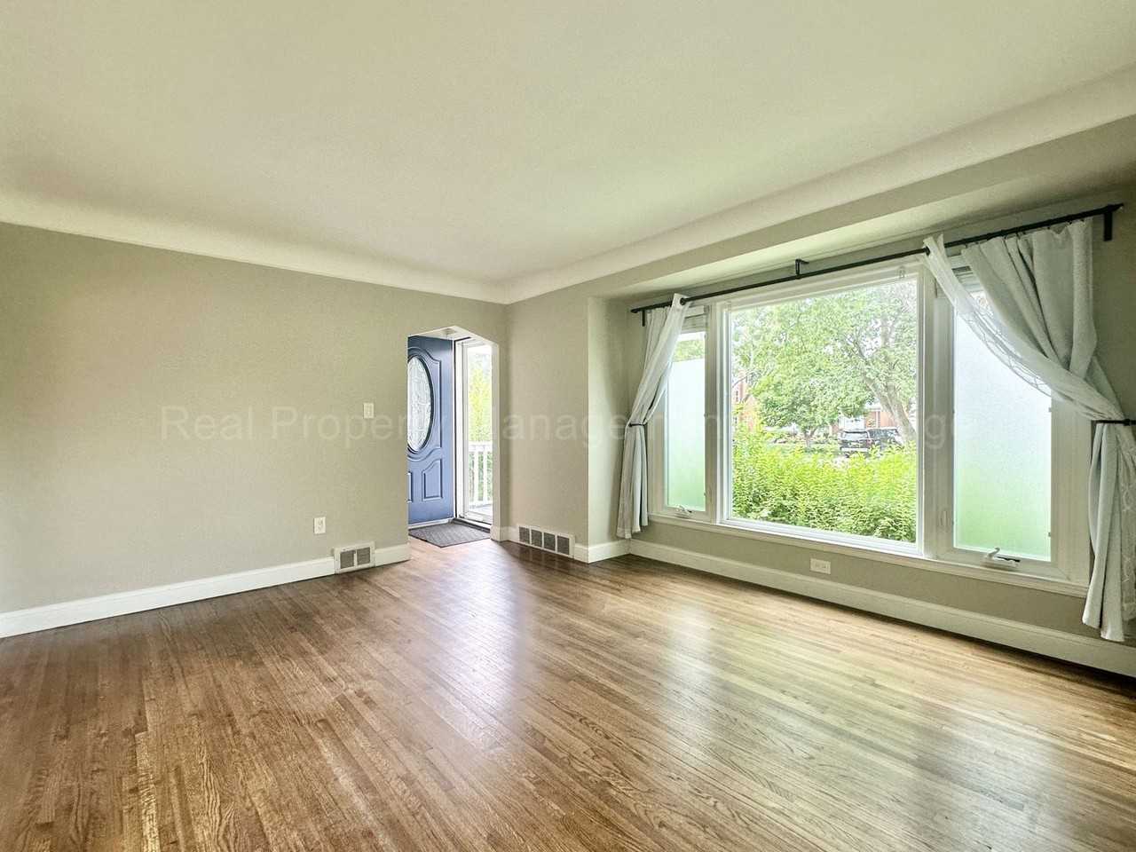 1914 N Wilson Ave - Photo 4 of 32