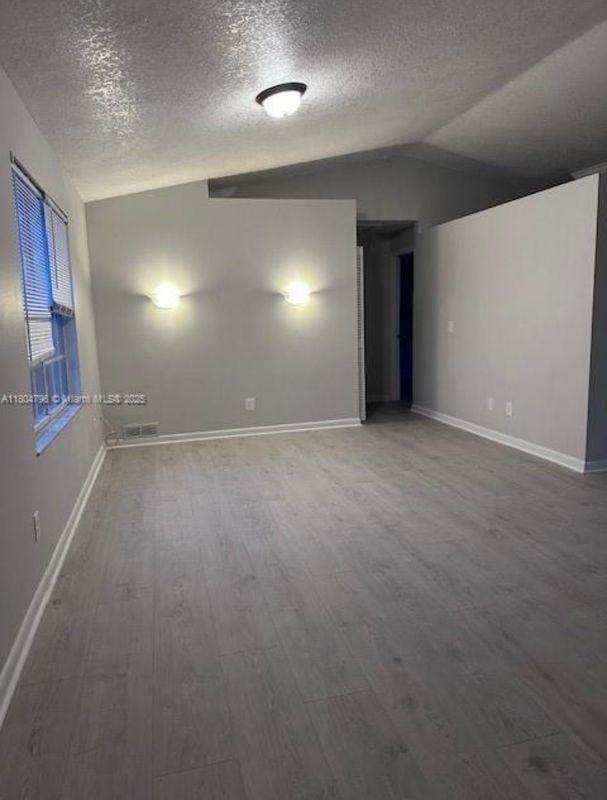 317 Sw Buxton Ave - Photo 2 of 13