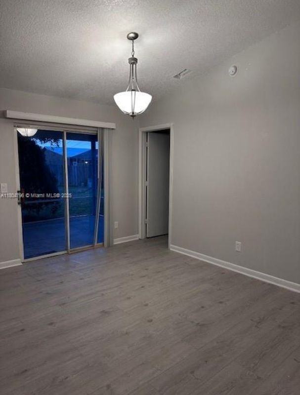 317 Sw Buxton Ave - Photo 3 of 13