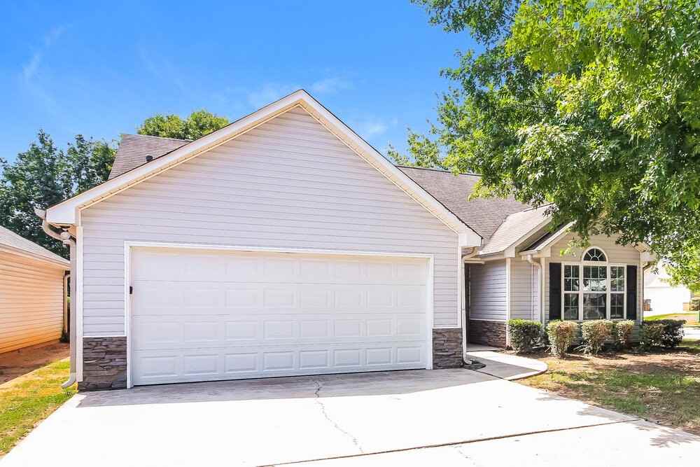 1500 Logan Ln - Photo 3 of 16