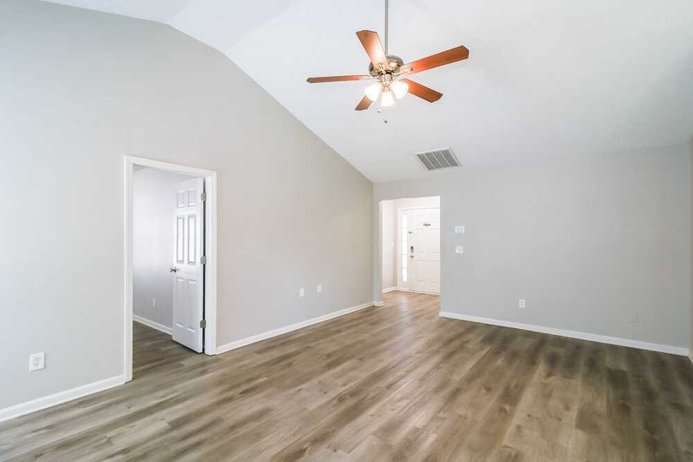 1500 Logan Ln - Photo 5 of 16