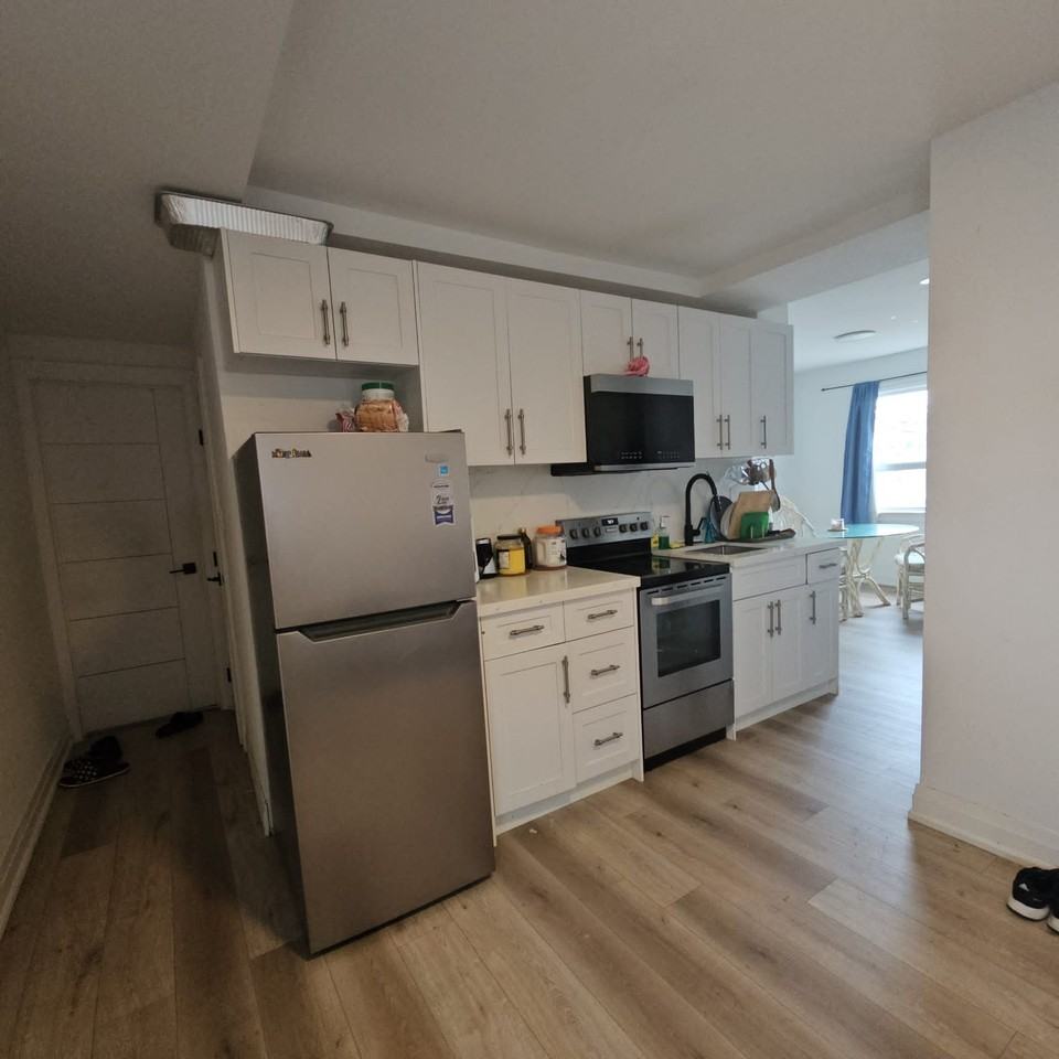 2836 Lake Shore Boulevard West - Photo 2 of 7