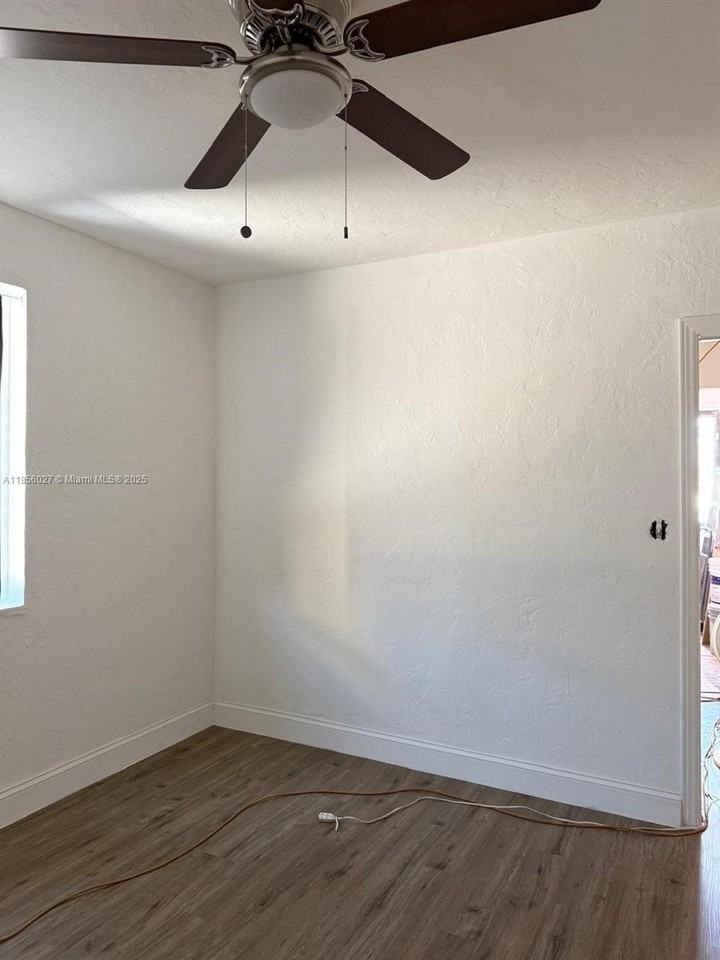 1432 Ne 163rd St #2 - Photo 4 of 18