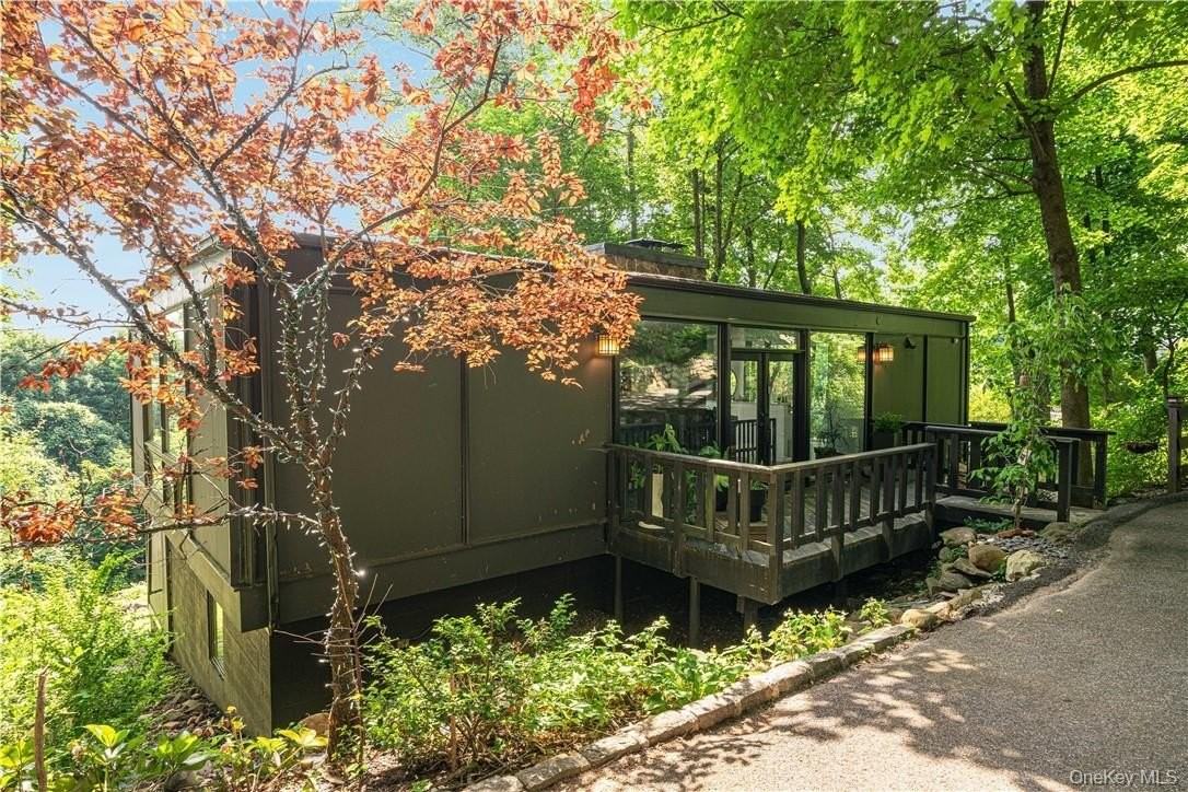 185 Tweed Blvd - Photo 3 of 33