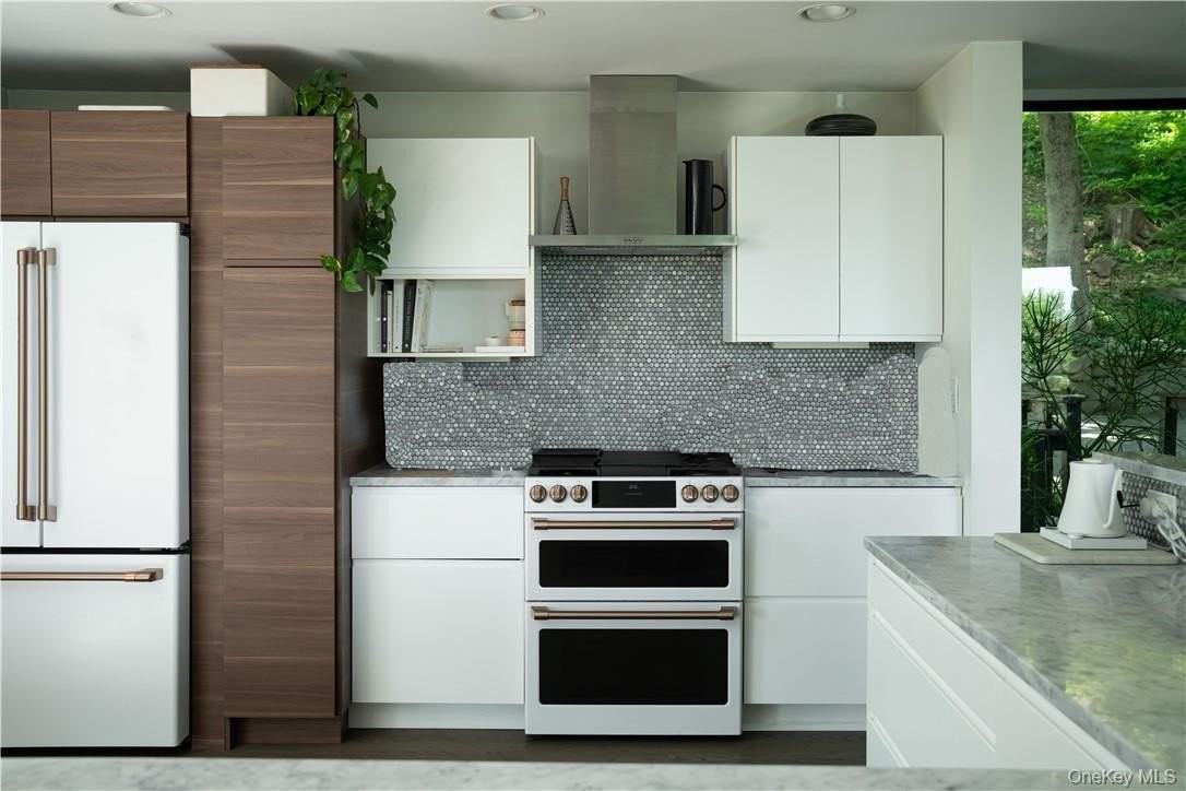 185 Tweed Blvd - Photo 4 of 33