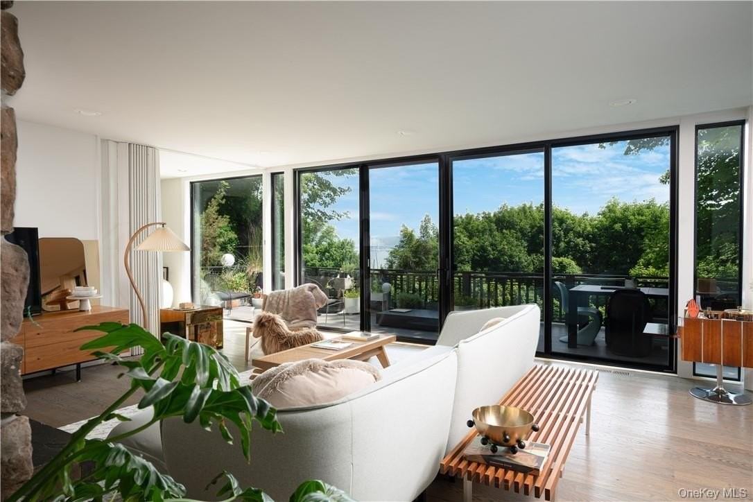 185 Tweed Blvd - Photo 5 of 33