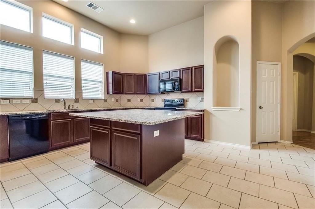 2056 Meadow View Dr - Photo 3 of 9