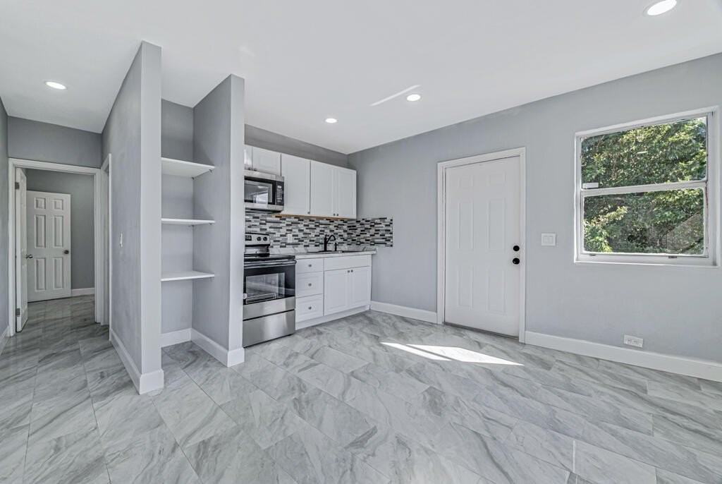 723 21st St #D - Photo 2 of 9