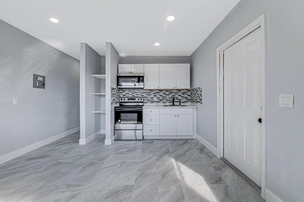 723 21st St #D - Photo 4 of 9