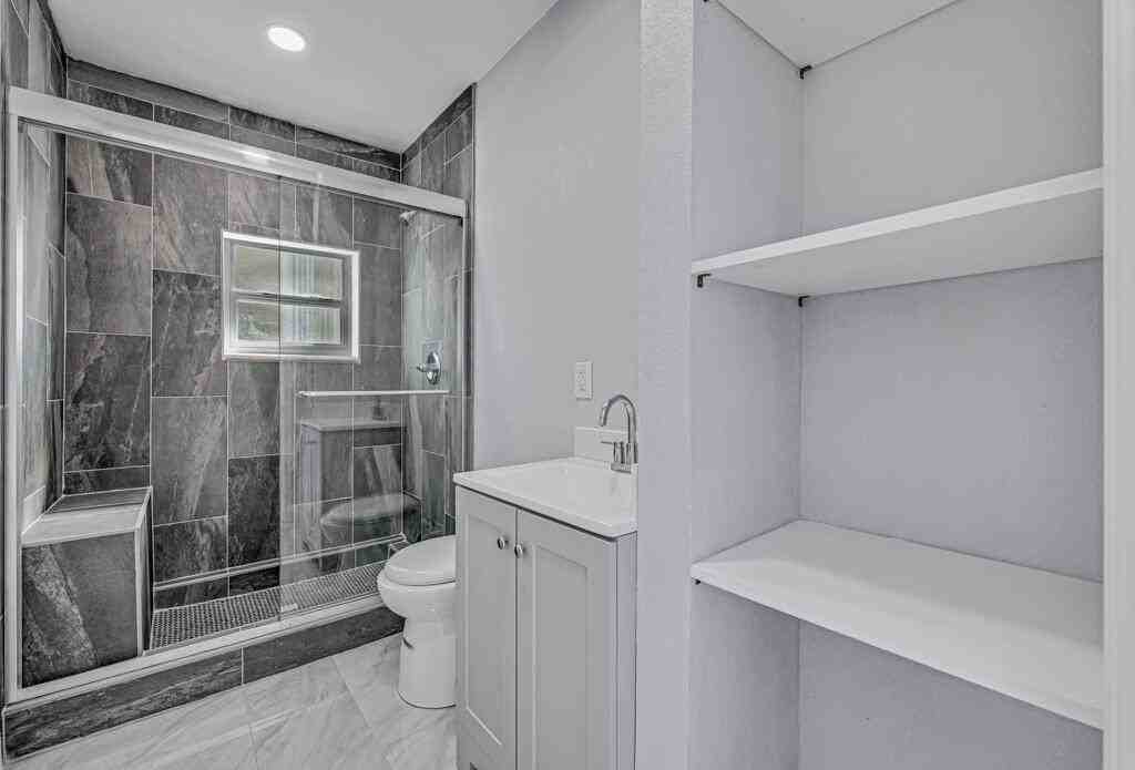 723 21st St #D - Photo 6 of 9