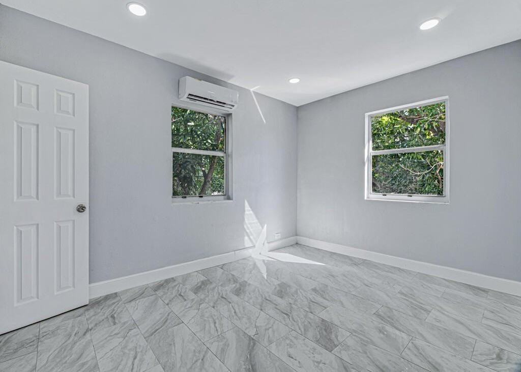 723 21st St #D - Photo 7 of 9