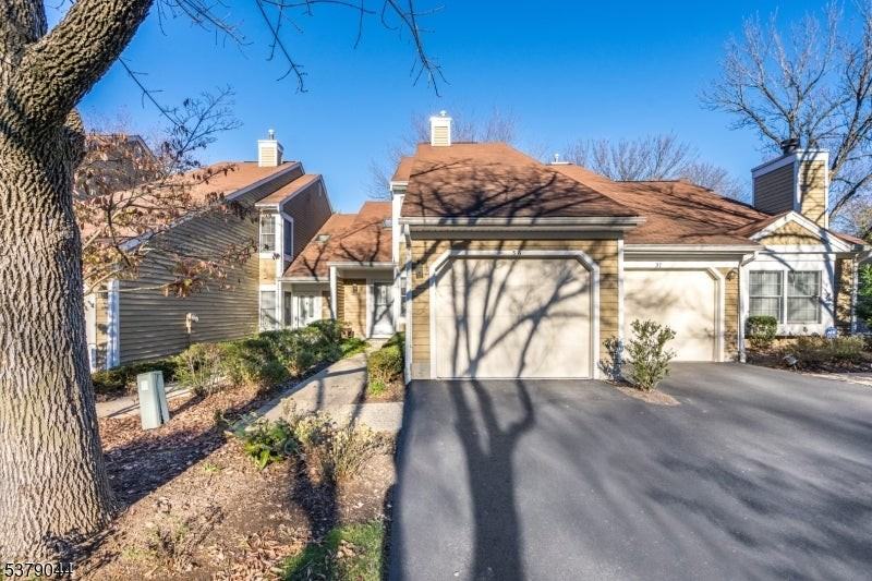 36 Eton Ct - Photo 3 of 31