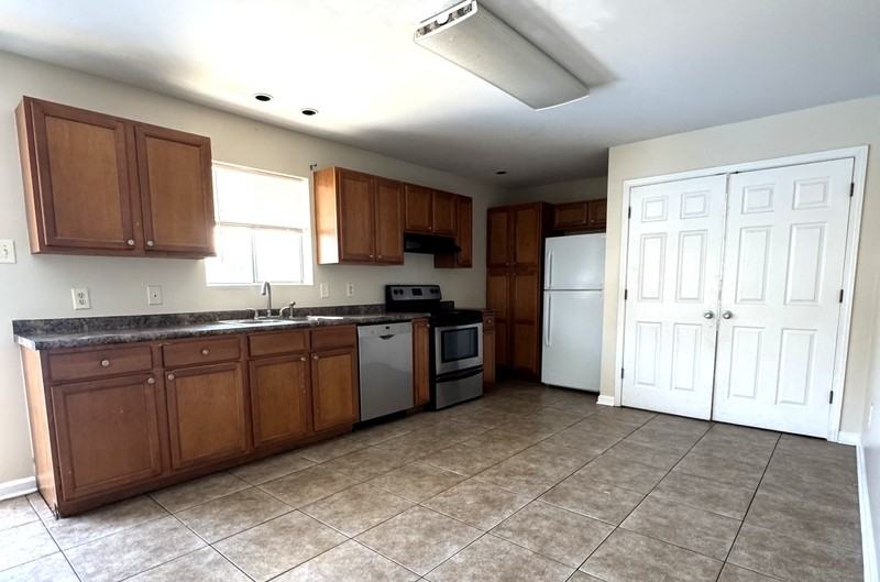 208 W Genie St - Photo 3 of 6