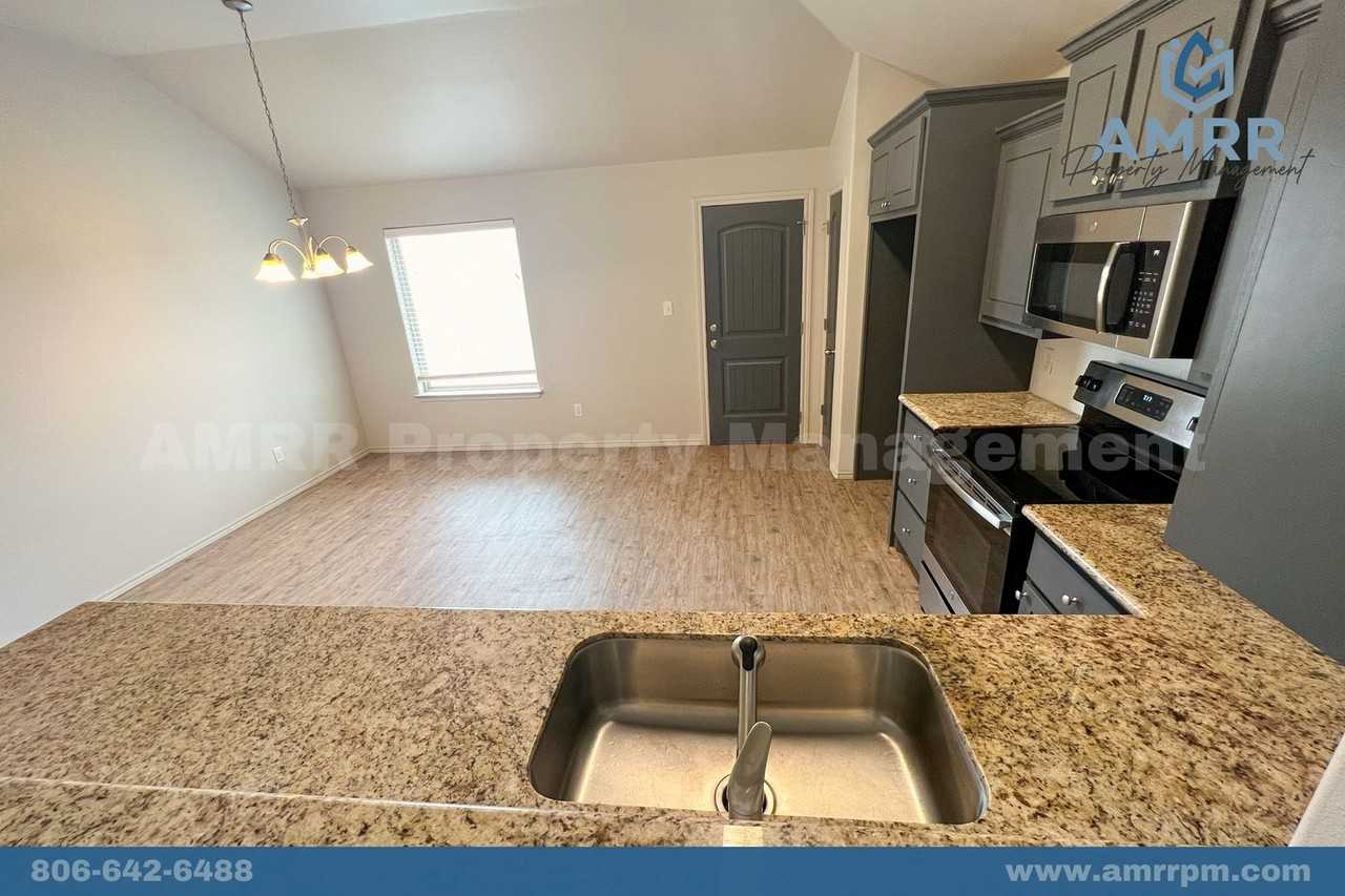 1306 Kingston St - Photo 3 of 24