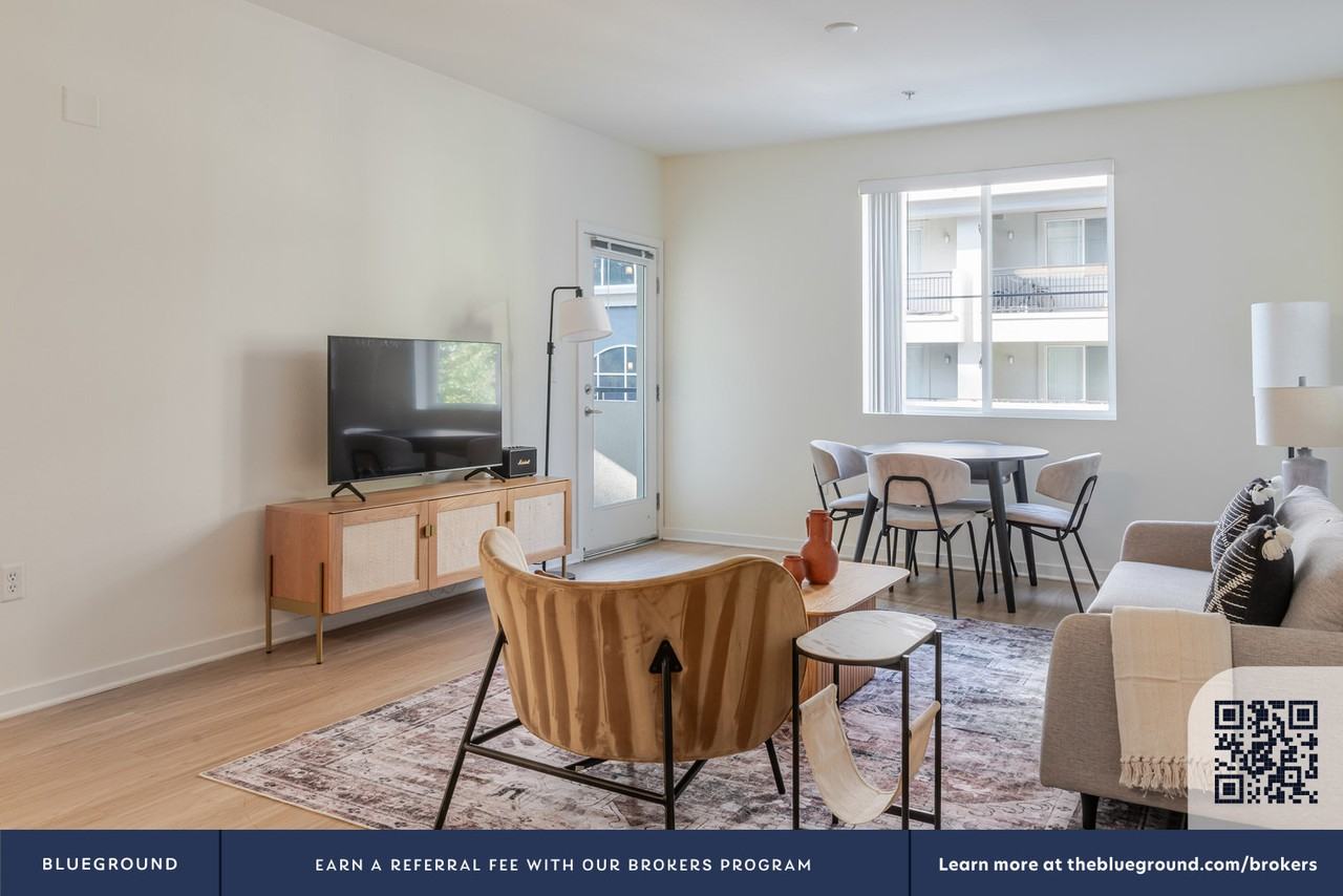 34 Union Sq #1904 - Photo 5 of 29