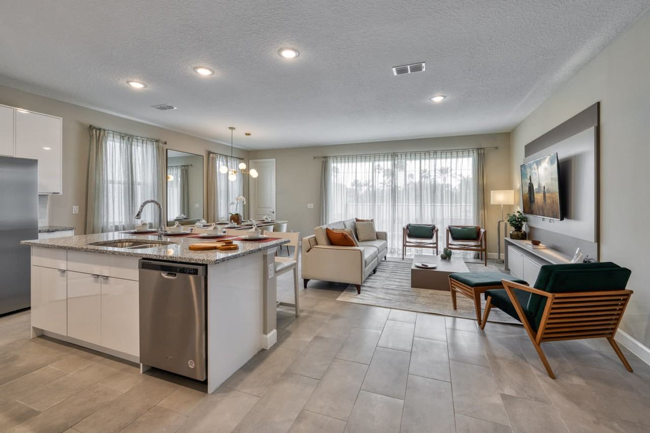 8013 Formosa Valley Place - Photo 3 of 100