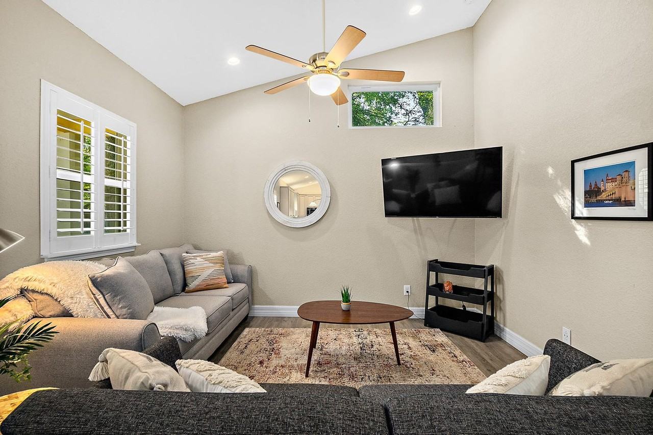 104 Cedar St #1281914P - Photo 4 of 38