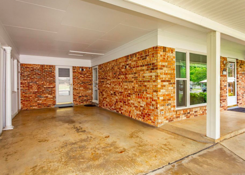 111 Camellia St - Photo 5 of 36