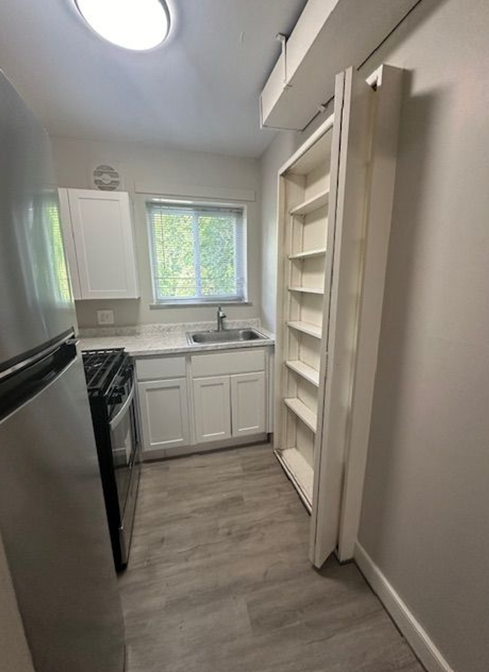 2304 Riverside Dr #4 - Photo 4 of 18