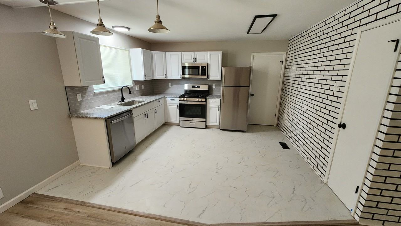 2140 Teakwood Manor Dr #NA - Photo 3 of 8