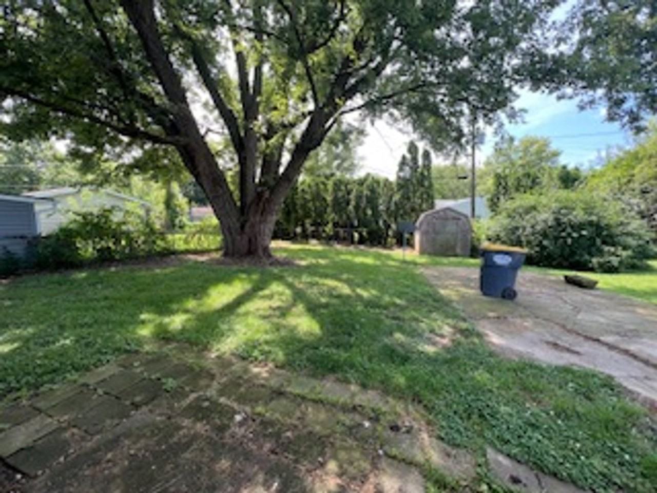 301 Seminole Dr - Photo 2 of 7