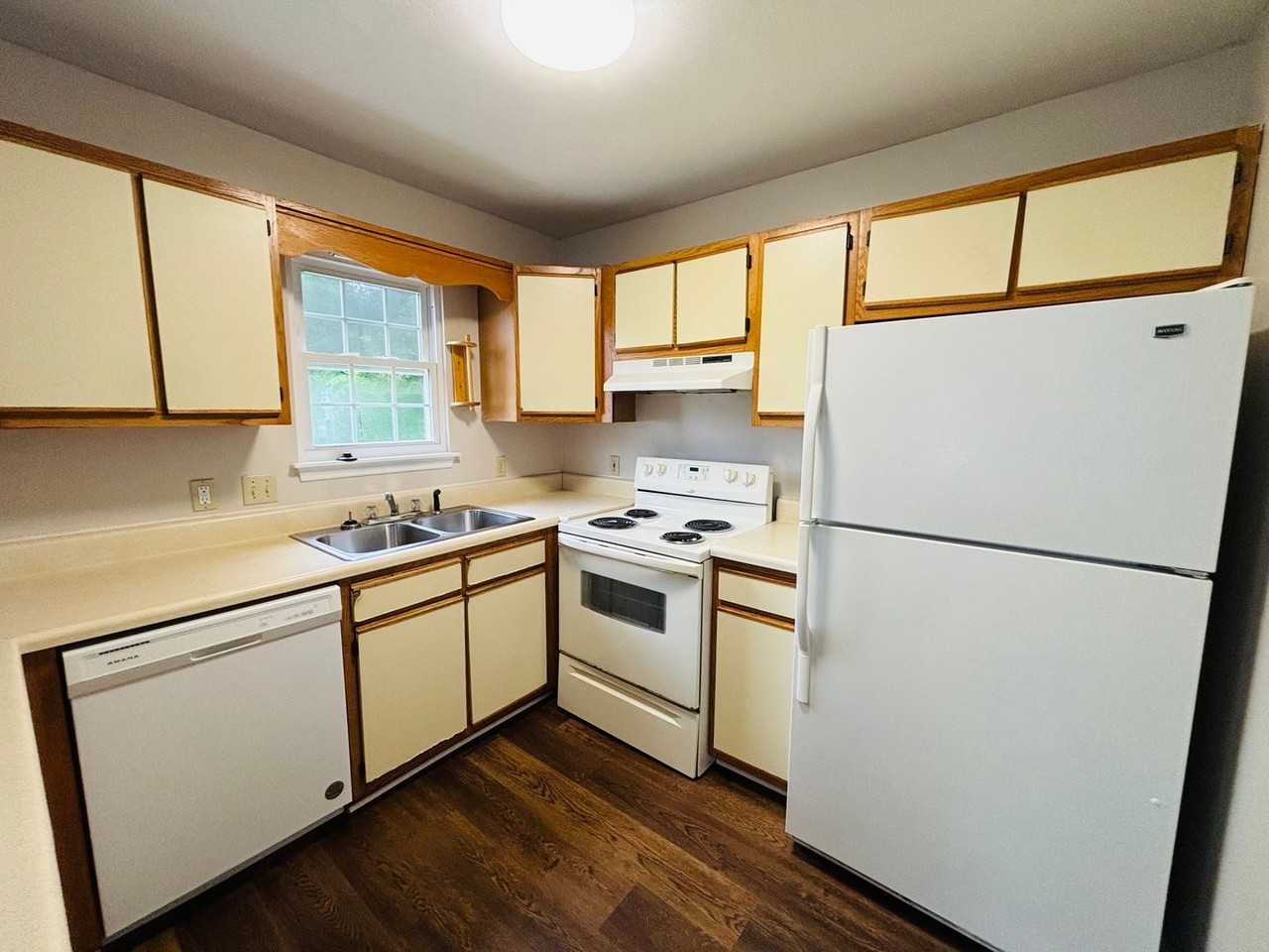 876 Patrick Henry Dr - Photo 4 of 15