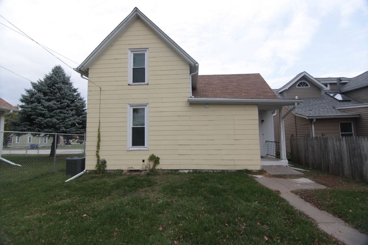 1645 W 17th St - Photo 2 of 15