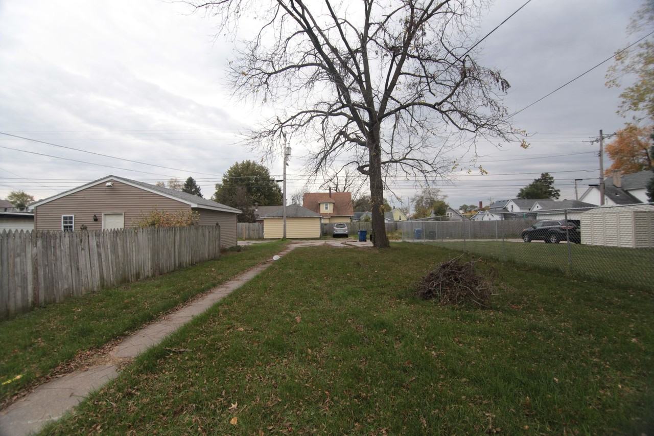 1645 W 17th St - Photo 3 of 15