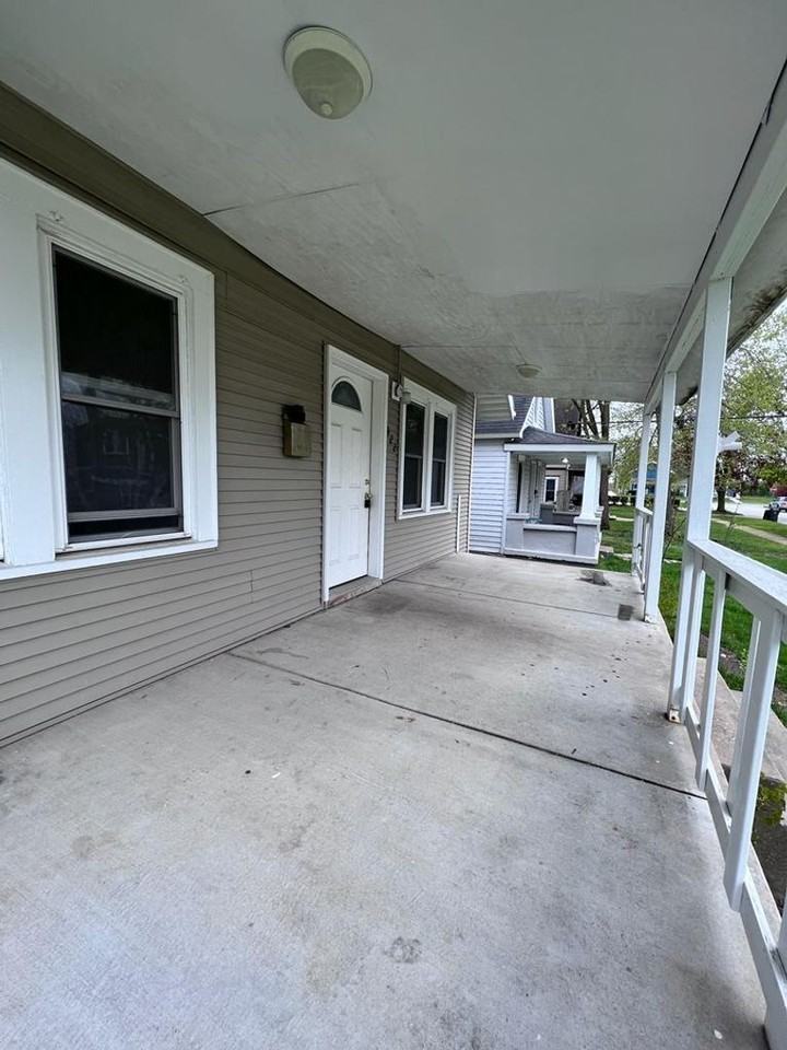 922 N Lawrence St - Photo 2 of 16