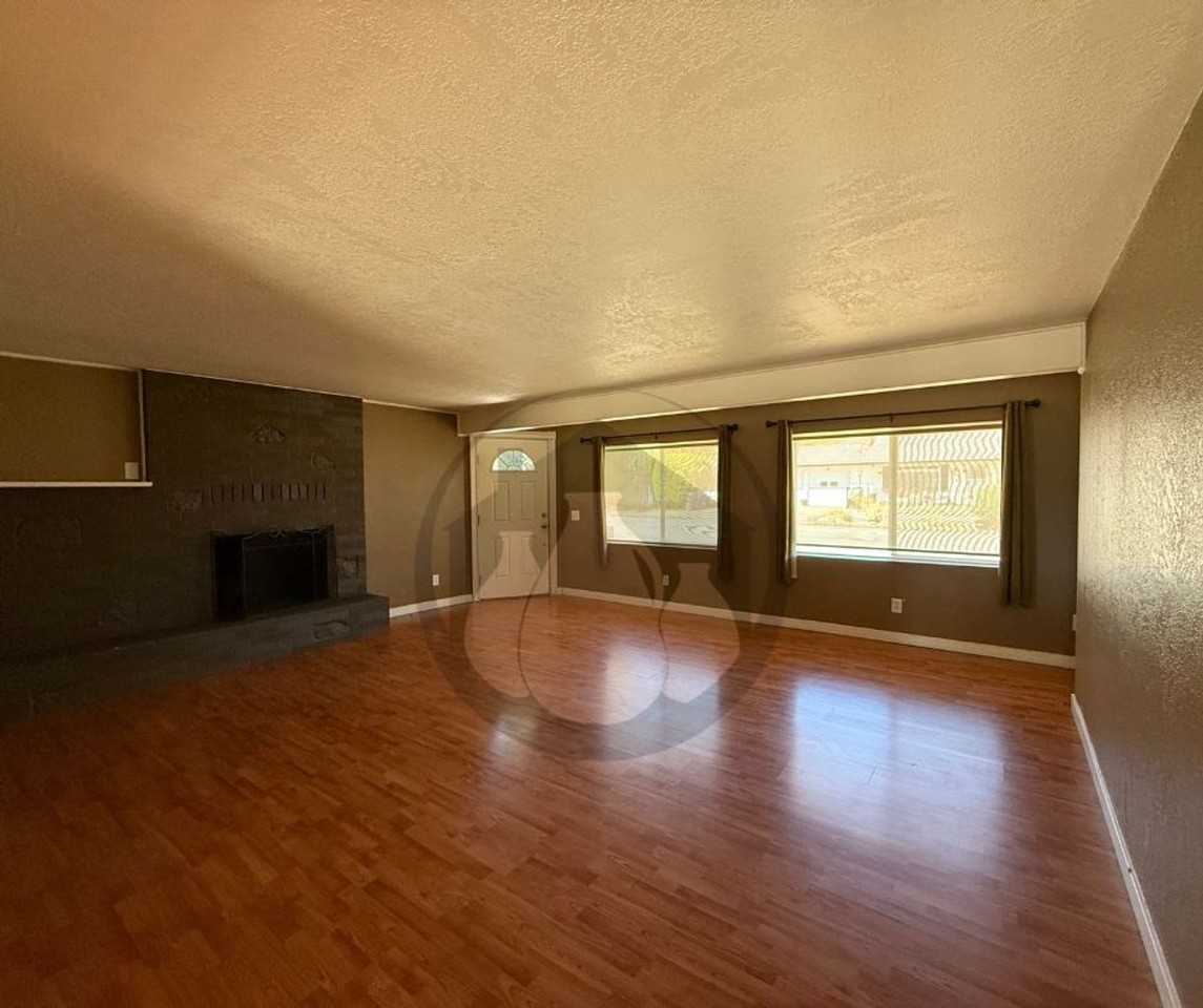 448 Garland Way N - Photo 3 of 10