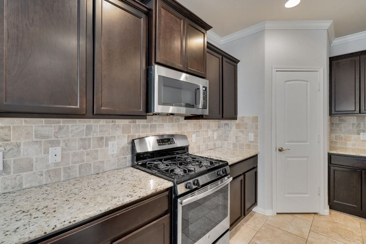 5704 Arbor Hills Lane - Photo 7 of 32