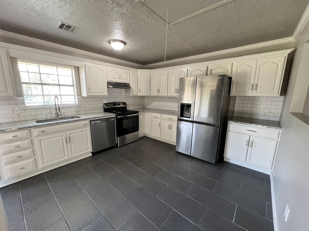 6408 Nw Oak Ave - Photo 2 of 33