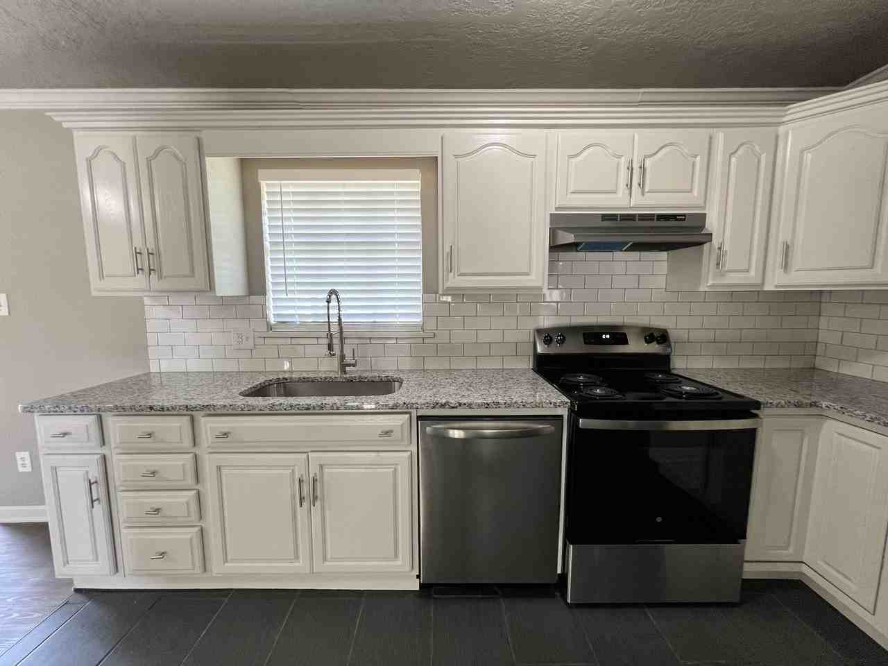 6408 Nw Oak Ave - Photo 3 of 33