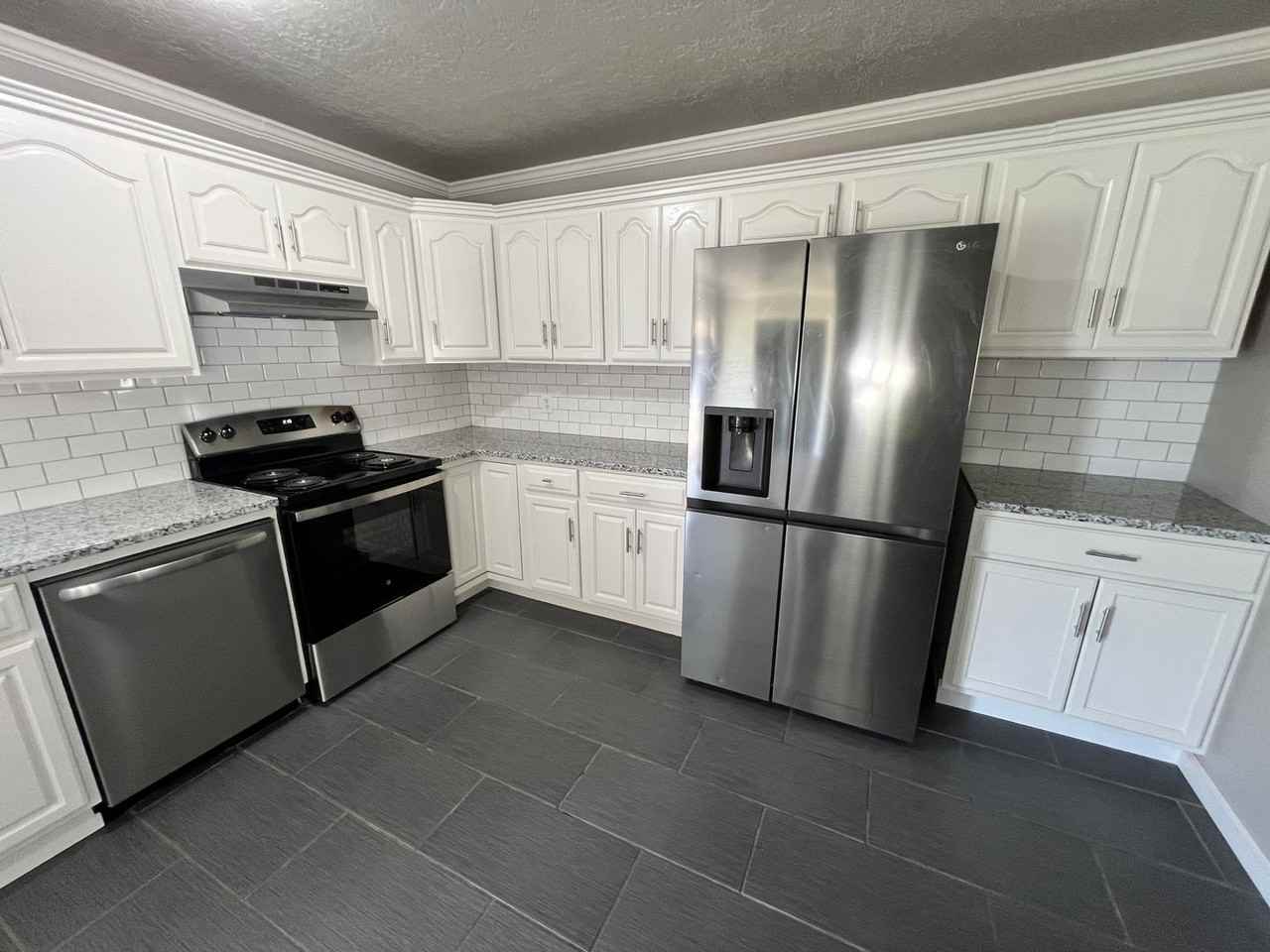 6408 Nw Oak Ave - Photo 4 of 33