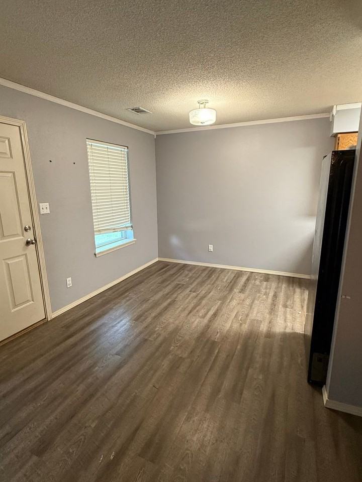 1309 Grand Oak Dr - Photo 3 of 10