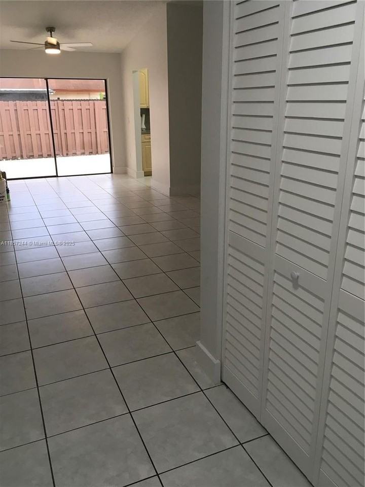 5221 Sw 139th Avenue Rd - Photo 3 of 20