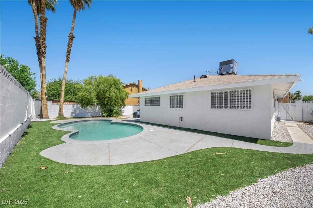 3001 Carruth St - Photo 2 of 50