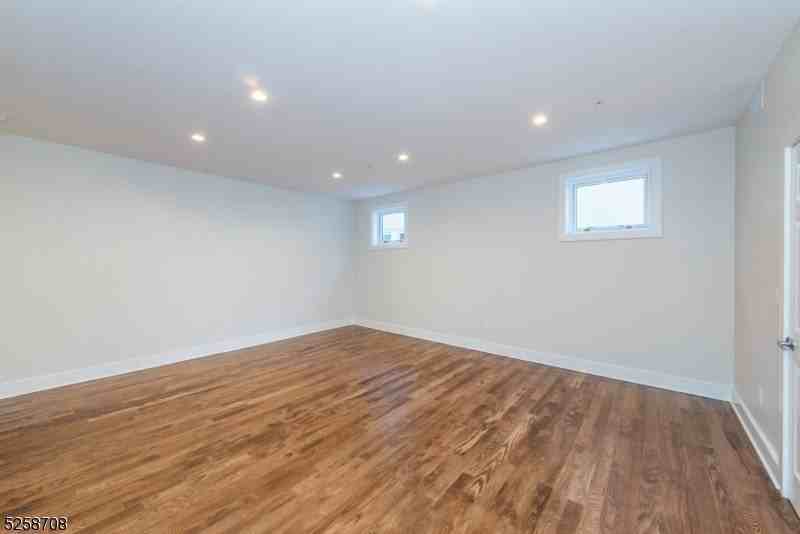 16 Waverly Pl #B - Photo 2 of 13