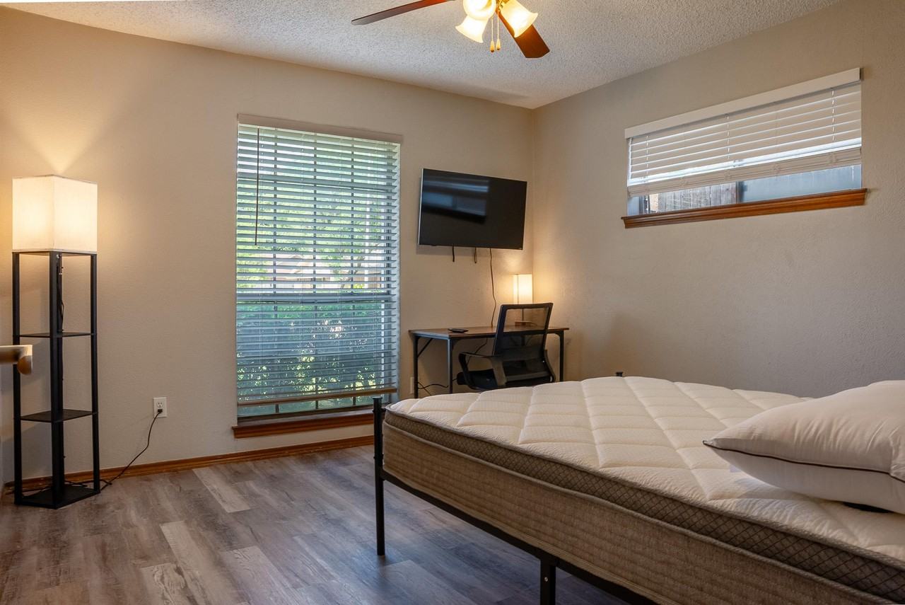 Saint Claire Dr - Photo 6 of 7