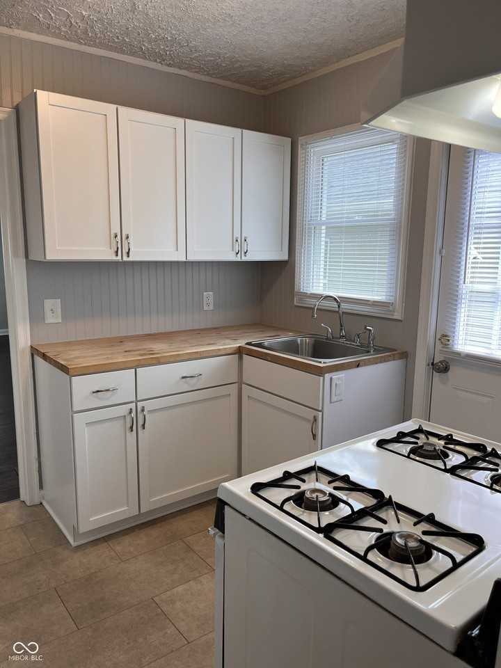 4842 Hillside Ave - Photo 6 of 17