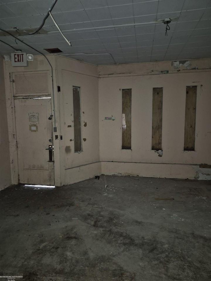 16635 Harper Ave - Photo 5 of 13