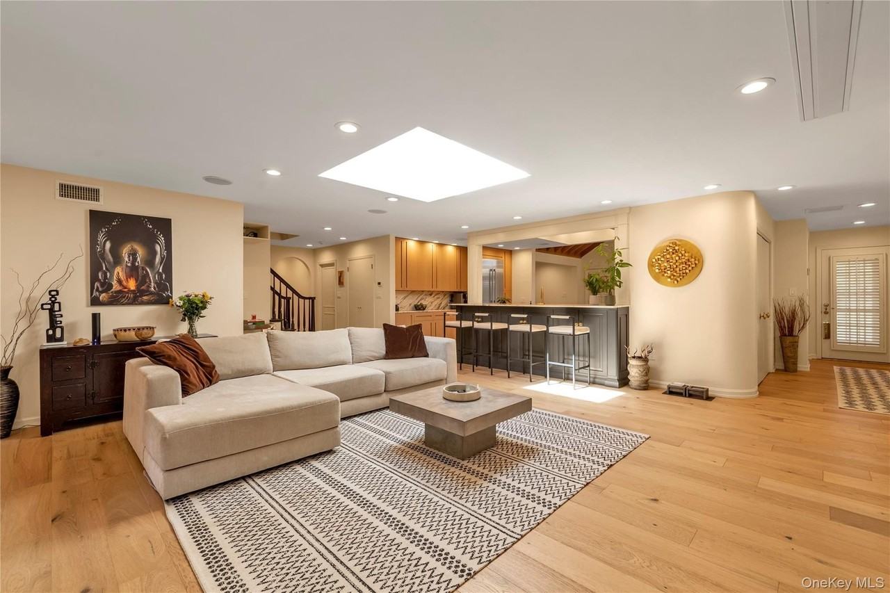 15 Parkway Dr - Photo 3 of 45