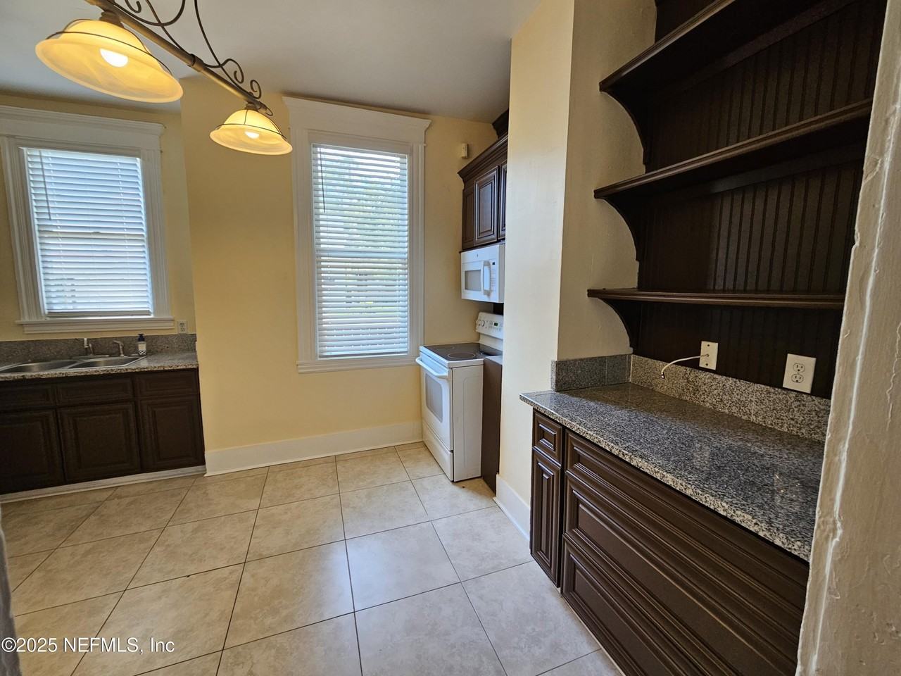 307 E 9th St - Photo 4 of 17