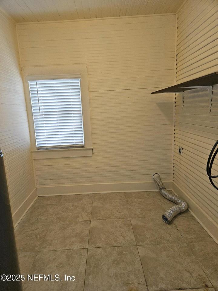 307 E 9th St - Photo 7 of 17