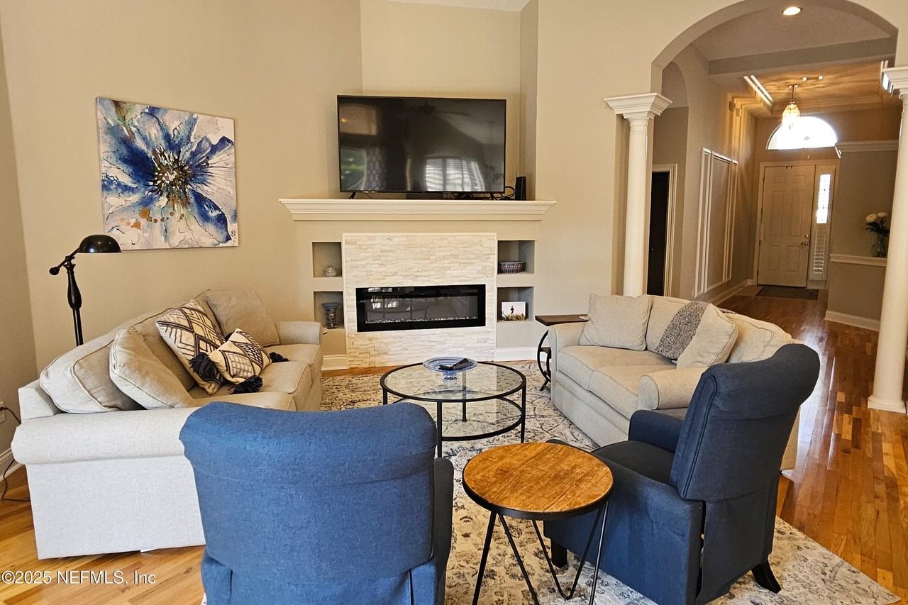 212 Island Green Dr - Photo 3 of 34