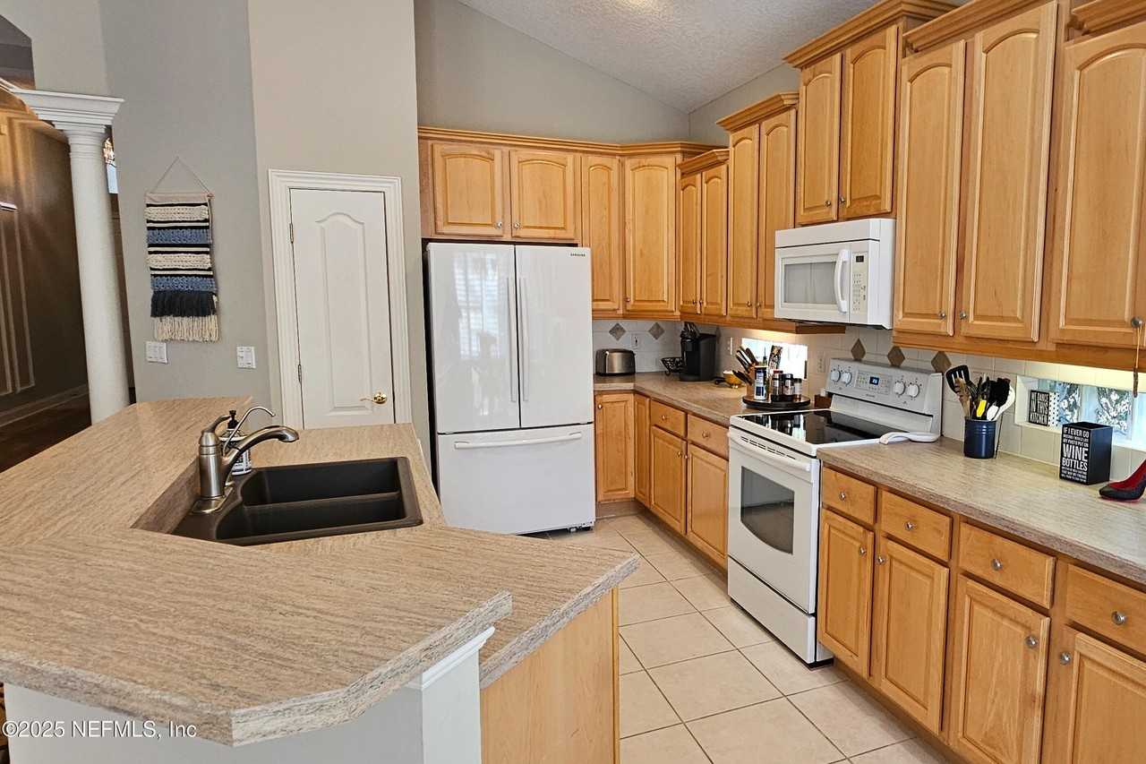 212 Island Green Dr - Photo 4 of 34