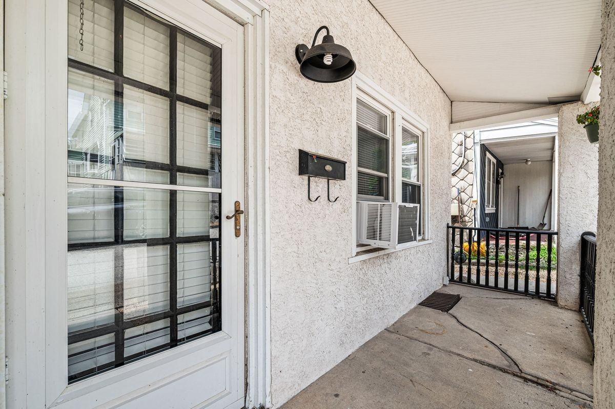 212 Amelia St - Photo 2 of 15