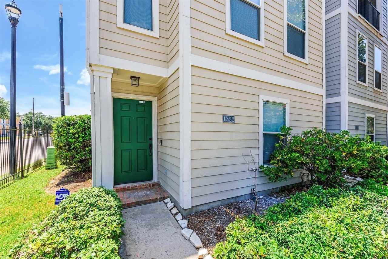 1722 Elgin St - Photo 4 of 23