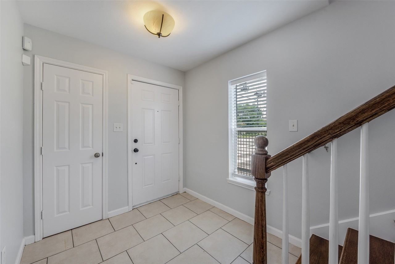 1722 Elgin St - Photo 5 of 23